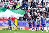 　試合終了間際、イランにＰＫで勝ち越された日本。左端は板倉（共同）