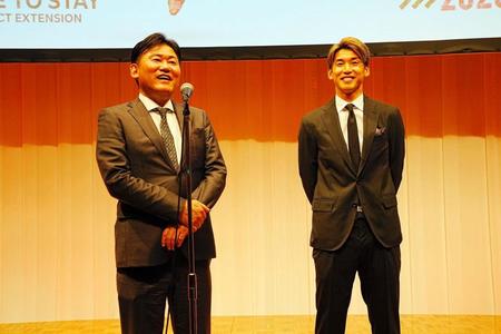 　２０２６年までの契約延長を発表した神戸の大迫勇也（右）と三木谷浩史会長（Ｃ）ＶＩＳＳＥＬ　ＫＯＢＥ