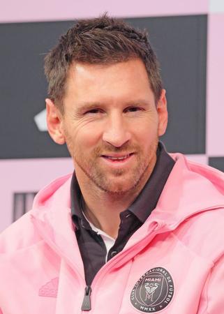 メッシの紹介にスタジアムは大歓声も…試合前のピッチに不在　内転筋の違和感でスタメン落ち　Ｊ１神戸と親善試合