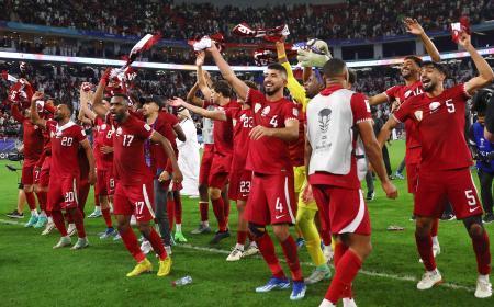　サッカーアジア杯準決勝　イランに競り勝ち決勝進出を決め、喜ぶカタールの選手たち＝ドーハ（ロイター＝共同）