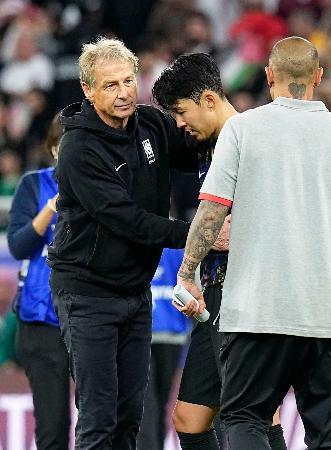 　サッカーアジア杯準決勝でヨルダンに敗れ、孫興民をねぎらう韓国のクリンスマン監督（左）＝６日、カタール・アルラヤン（共同）