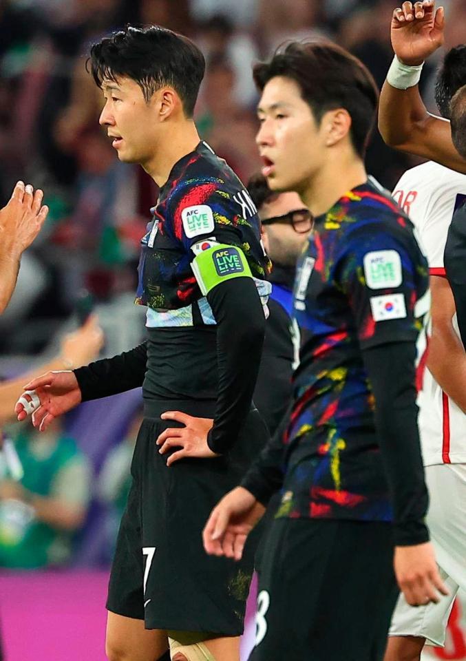 　サッカーのアジア・カップ準決勝で敗れ、競技場を去る韓国の孫興民（奥）と李剛仁＝６日（聯合＝共同）