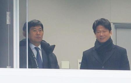 　視察する日本代表・森保監督（左）＝撮影・吉澤敬太