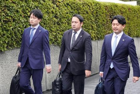 　大阪地裁に向かうサッカーの伊東純也選手側の代理人弁護士（共同）