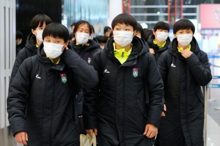 　北京首都国際空港に到着したサッカー北朝鮮女子代表の選手ら＝２１日（共同）
