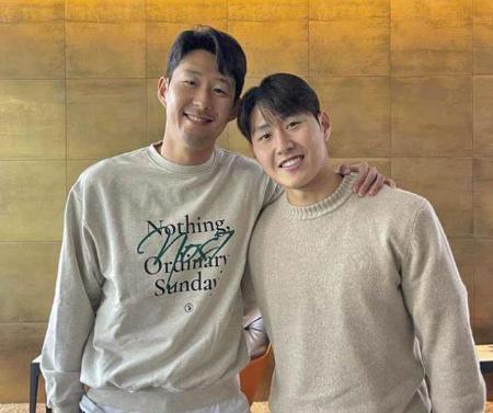 　韓国サッカーの孫興民選手（左）がＳＮＳに投稿した李剛仁選手とのツーショット写真（聯合＝共同）