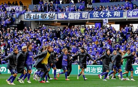 Ｊ１広島　新スタジアムで開幕快勝　新加入の大橋２ゴール、２万７５４５人が声援　スキッベ監督「いい選手」