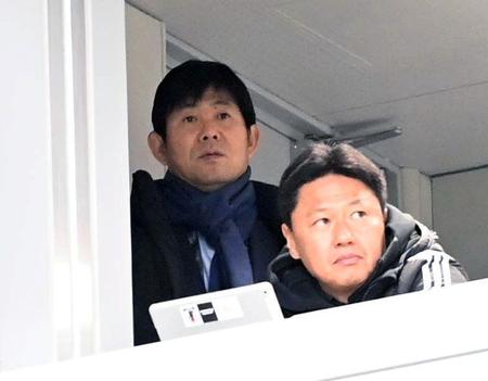 　観戦する日本代表・森保監督（左）＝撮影・棚橋慶太