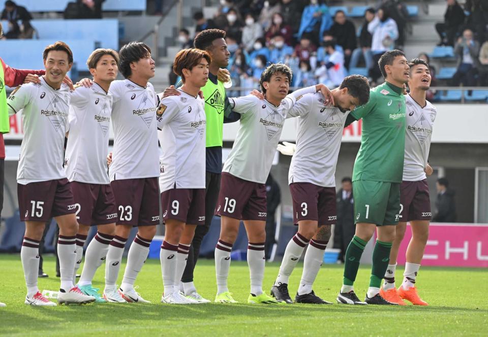 　試合後、ファンにあいさつする佐々木（右）ら神戸イレブン（撮影・石井剣太郎）