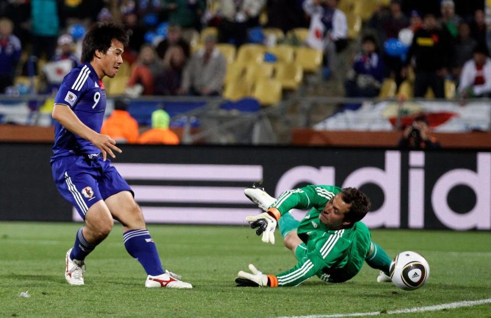 　サッカーＷ杯南アフリカ大会のデンマーク戦でゴールを決める岡崎慎司＝２０１０年６月、ルステンブルグ（ＡＰ＝共同）