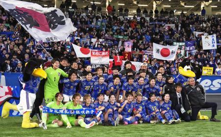 　パリ五輪アジア最終予選第２戦で北朝鮮代表に勝利し、写真に納まるサッカー女子日本代表。２大会連続６度目の五輪出場を決めた＝２８日、国立競技場
