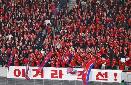 　パリ五輪アジア最終予選第２戦の日本戦で、声援を送る北朝鮮サポーター＝２８日、国立競技場