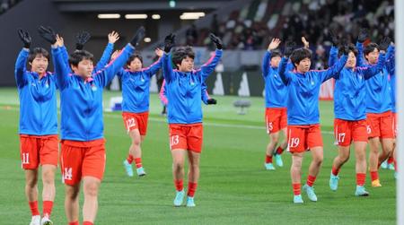 　ピッチに登場し、大応援団に応える北朝鮮女子代表イレブン（撮影・吉澤敬太）