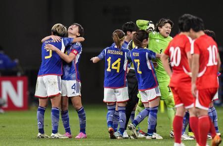 　パリ五輪アジア最終予選第２戦で北朝鮮代表に勝利し、抱き合い喜ぶ熊谷紗希（左から２人目）らサッカー女子日本代表。２大会連続６度目の五輪出場を決めた＝２８日、国立競技場