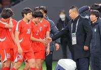 　試合に敗れ肩を落とす北朝鮮女子代表イレブンを出迎えるリ・ユイル監督（右から２人目）＝撮影・吉澤敬太