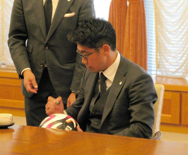 　開幕戦で使用したボールにサインするＣ大阪・香川真司