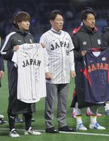 　試合前、両チームを激励する野球日本代表の井端監督（中央）