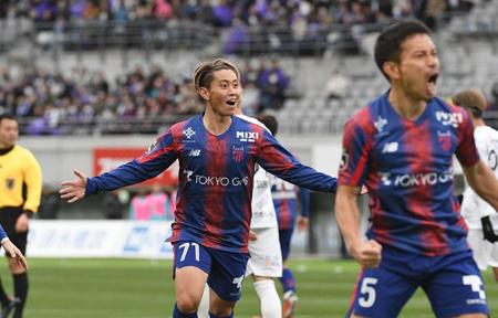 　後半、同点ゴールを決めて喜ぶＦＣ東京・荒木遼太郎（撮影・佐々木彰尚）