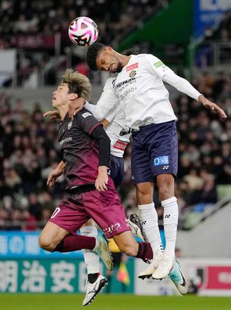 　後半、柏・ジエゴ（右）と競り合う神戸・大迫