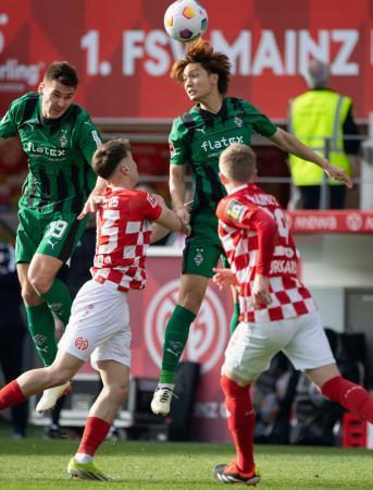 　マインツ戦で競り合うボルシアＭＧの板倉（奥右）＝マインツ（共同）