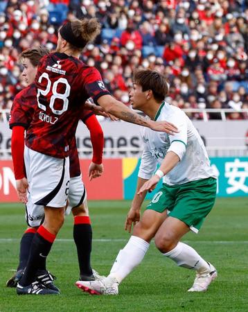 　前半、先制ゴールを決める東京Ｖ・木村（右）