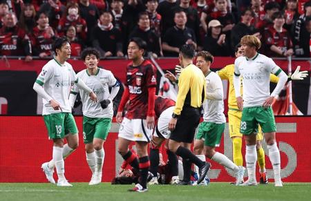 　後半、浦和・大畑歩夢を倒してＰＫを献上した東京Ｖ・山越康平（左端）＝撮影・金田祐二