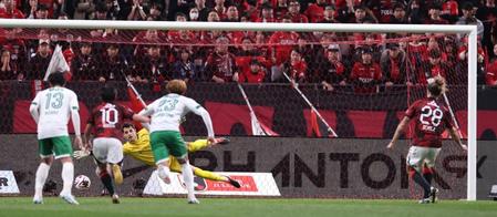 　後半、アレクサンダー・ショルツにＰＫを決められる東京Ｖ・ＧＫマテウス（撮影・金田祐二）