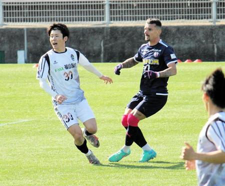 　練習試合に出場したＣ大阪のジョルディ・クルークス（右）