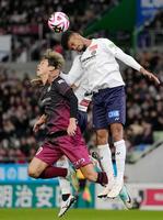 　後半、柏・ジエゴ（右）と競り合う神戸・大迫