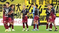 　ホーム開幕戦で敗れ、肩を落とす神戸イレブン
