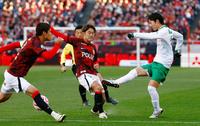 　前半、シュートを放つ東京Ｖ・斎藤（右）