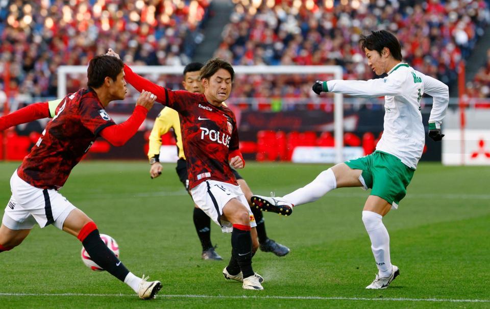　前半、シュートを放つ東京Ｖ・斎藤（右）