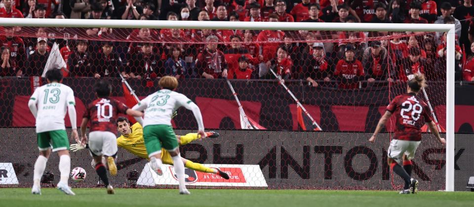 　後半、アレクサンダー・ショルツにＰＫを決められる東京Ｖ・ＧＫマテウス（撮影・金田祐二）