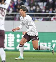 　後半、ＦＫで決勝ゴールを決めて雄たけびをあげる神戸・大迫（撮影・堀内翔）