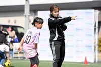 　サッカー教室で子どもたちに指導を行う元なでしこジャパン・岩渕真奈氏（主催者提供）