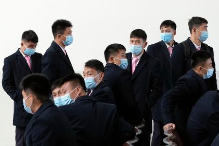 　日本へ向かうため北京の空港に到着したサッカー北朝鮮男子代表の選手ら＝１９日（共同）