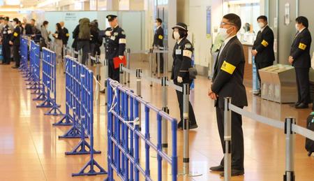 　サッカーの北朝鮮代表の到着に備え設けられた二重の柵（撮影・吉澤敬太）