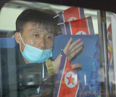 　バスの中から手を振る北朝鮮のシン・ヨンナム監督（撮影・吉澤敬太）