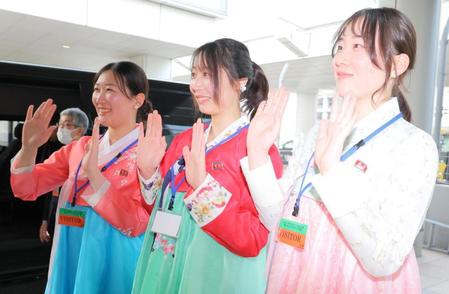 　金正恩総書記の写真が入った国旗を胸に北朝鮮代表選手に手を振る女性（撮影・吉澤敬太）
