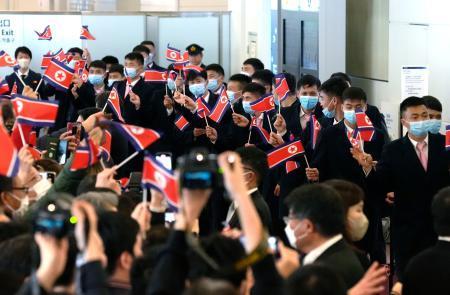 　サッカーのＷ杯アジア２次予選のため、羽田空港に到着した北朝鮮男子代表の選手ら＝１９日午後