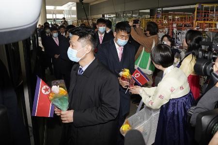 　サッカーのＷ杯アジア２次予選のため羽田空港に到着し、バスに乗り込む北朝鮮男子代表の選手ら＝１９日