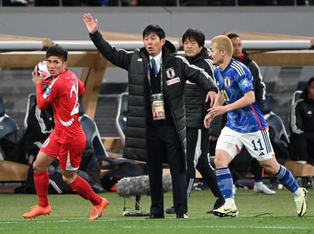 　後半、北朝鮮の選手にボールを奪われリアクションを取る日本代表・森保監督（撮影・棚橋慶太）