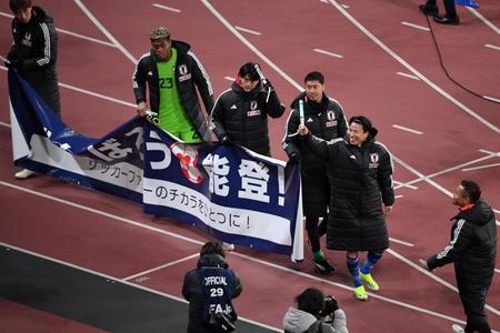 　北朝鮮に勝利しスタンドの歓声に応える浅野拓磨（右から２人目）ら日本代表イレブン。右端は長友佑都（撮影・開出牧）