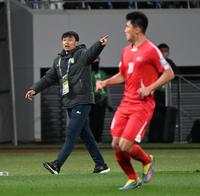　後半、選手に指示を出す北朝鮮代表・シン・ヨンナム監督（撮影・棚橋慶太）