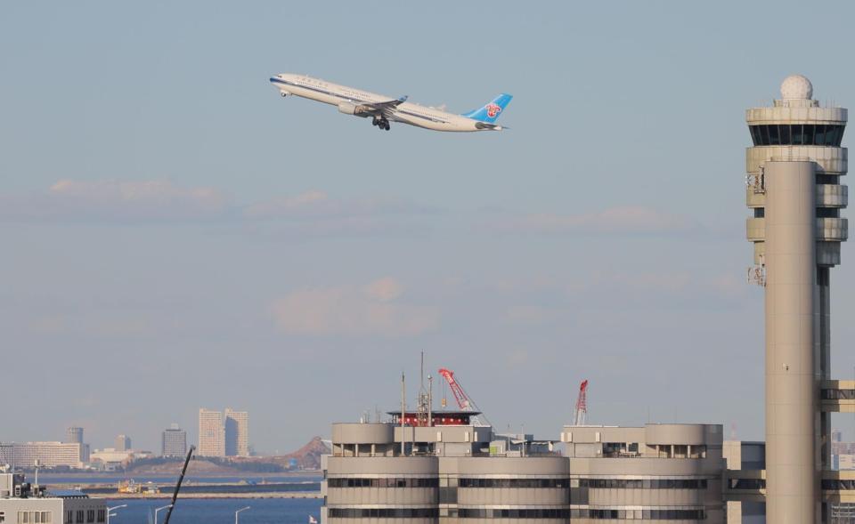 　サッカーの北朝鮮代表を乗せて離陸した飛行機（撮影・吉澤敬太）