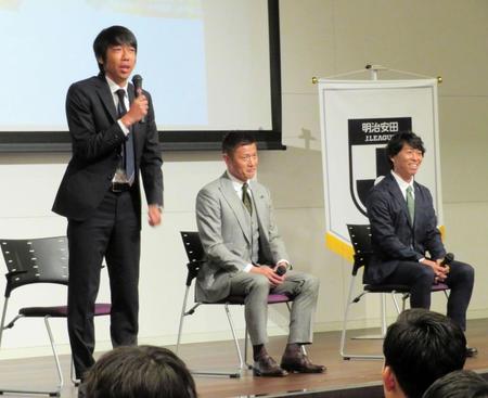 　新入社員にエールを贈った（左から）中村憲剛氏、播戸竜二氏、佐藤寿人氏
