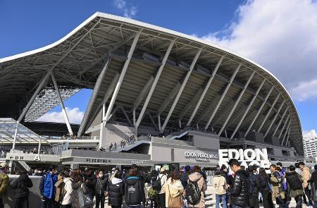 　２月、プレシーズンマッチに大勢の人が訪れたＪ１広島の新本拠地「エディオンピースウイング広島」＝広島市