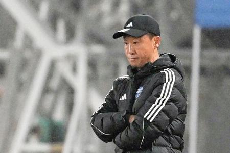 広島に敗れ、厳しい表情の町田・黒田監督＝Ｇスタ