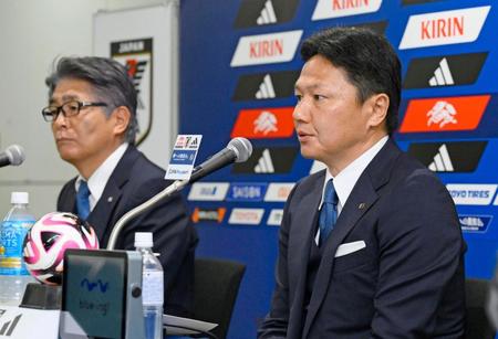 記者会見するサッカーＵ－23日本代表の大岩監督。奥は日本サッカー協会の山本ナショナルチームダイレクター＝４日、東京都内