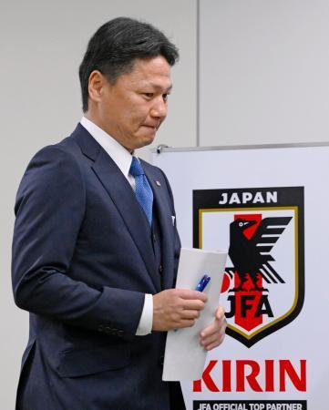 　厳しい表情で記者会見に臨むサッカーＵ-２３日本代表の大岩監督＝４日、東京都内